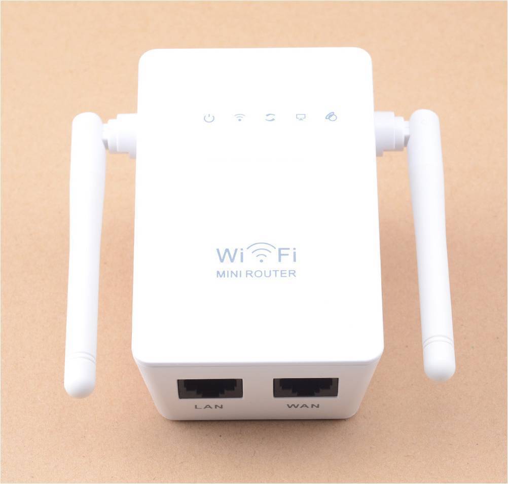 White Wi-Fi mini router with antennas on a beige background